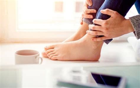 Kur sëmundja degjeneruese <b>e</b> mesit paraqet dhimbje këmbësh <b>dhe</b> / ose dhimbje të shputës kjo quhet "dhimbje <b>e</b> referuar". . Mpirje e krahut te majte dhe kembes se majte